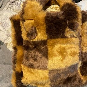 It’s a light and dark brown checkered tote bag